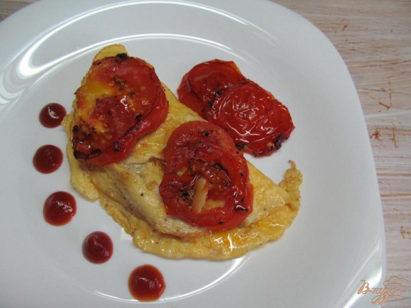 Фото приготовление рецепта: Яйца с колбасой под помидором шаг №9