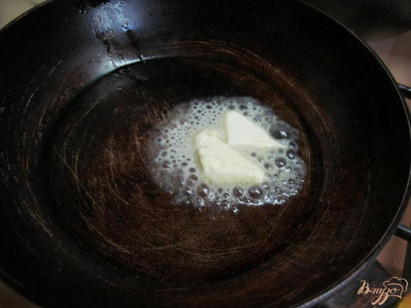 Фото приготовление рецепта: Яйца с колбасой под помидором шаг №5