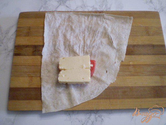 Фото приготовление рецепта: Конвертики на мангале с помидором и сыром шаг №3