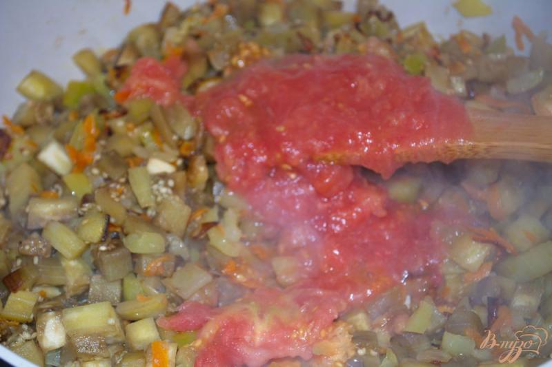 Фото приготовление рецепта: Овощной гарнир из баклажана и помидор шаг №4