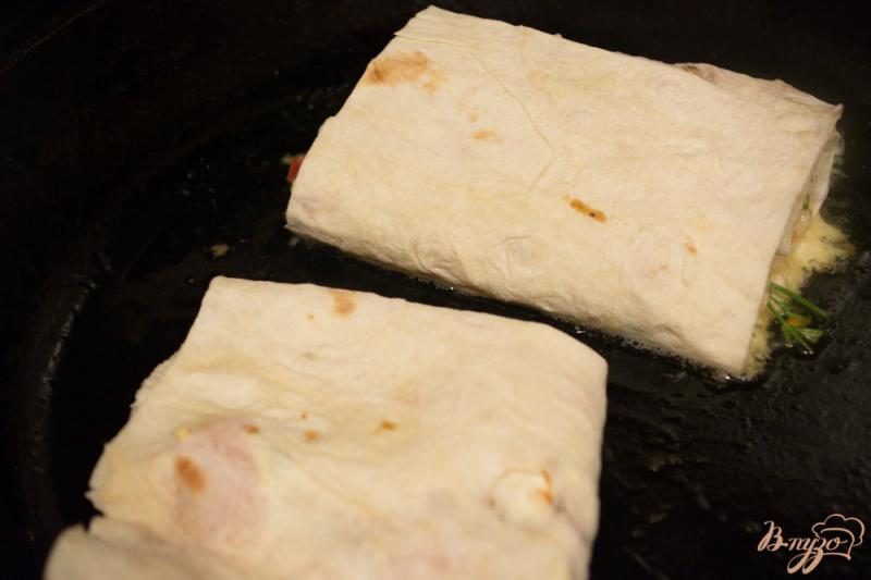 Фото приготовление рецепта: Закуска из лаваша с сальсой шаг №4