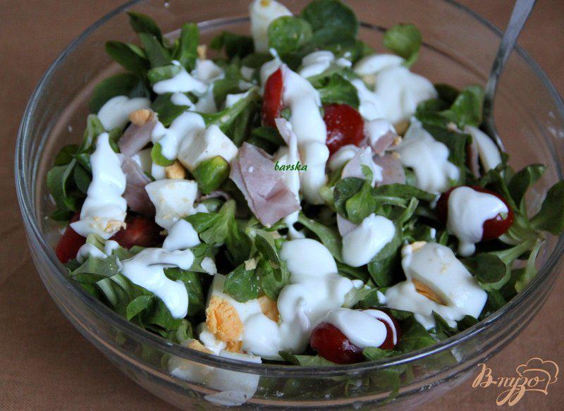 Фото приготовление рецепта: Полевой салат  с томатами и моцареллой шаг №4