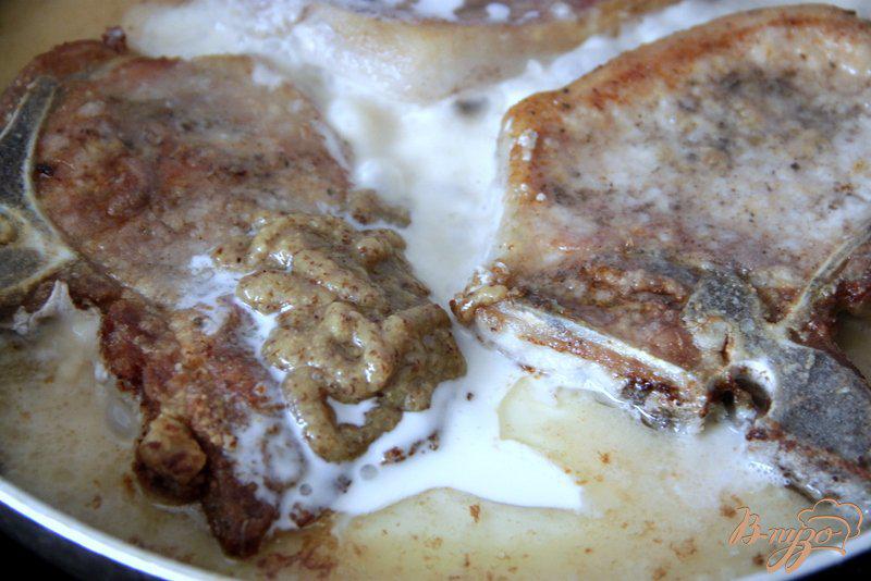 Фото приготовление рецепта: Свинина на косточке в сливочном соусе шаг №6