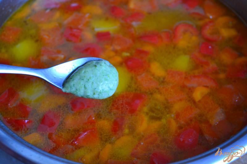 Фото приготовление рецепта: «Жареный» суп со шпинатными клецками шаг №6