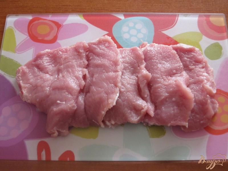 Фото приготовление рецепта: Свинина в духовке под лимонно-луковым маринадом шаг №2