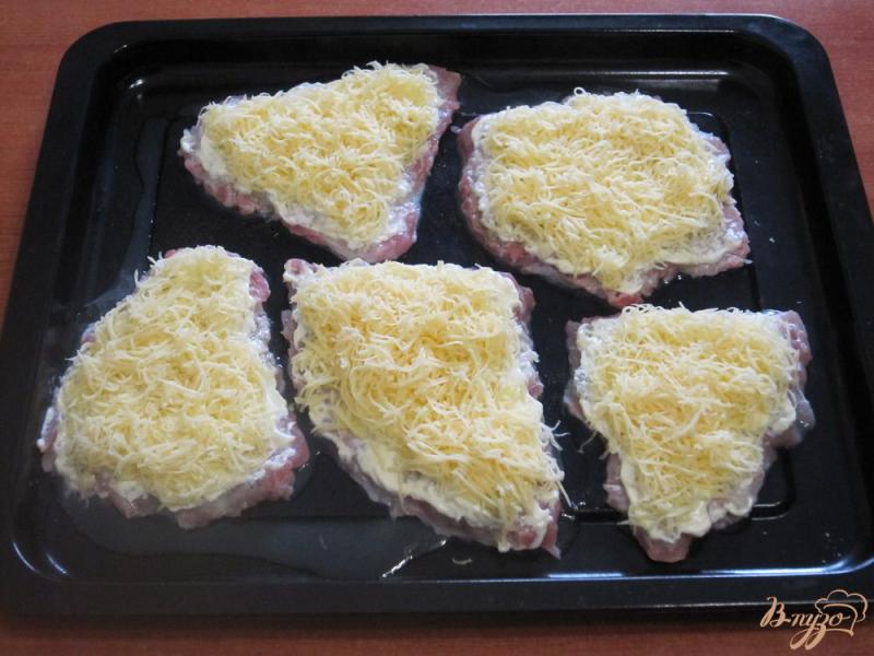 Фото приготовление рецепта: Свинина в духовке под лимонно-луковым маринадом шаг №9
