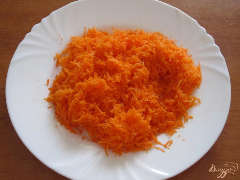 Фото приготовление рецепта: Морковные кексики с корицей шаг №2