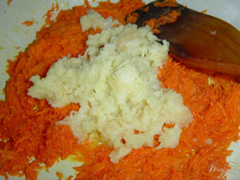 Фото приготовление рецепта: Манная каша с яблоком и морковью шаг №3
