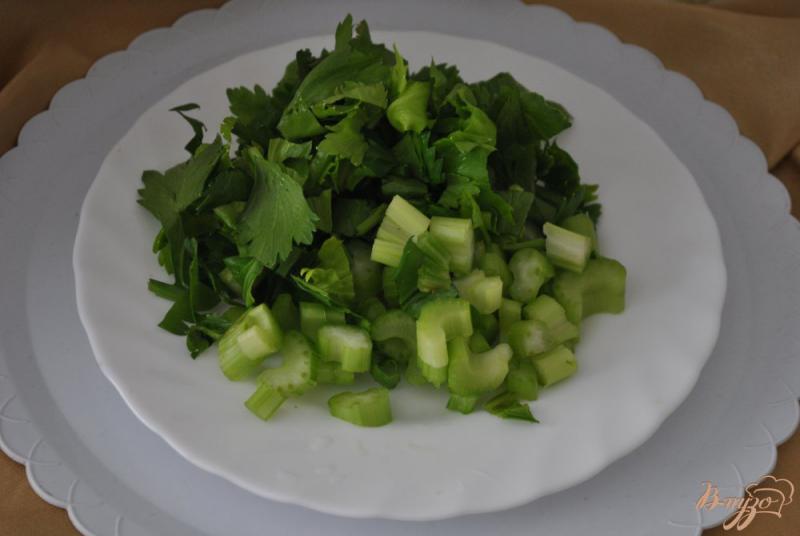 Фото приготовление рецепта: Салат с редисом и проростками шаг №8