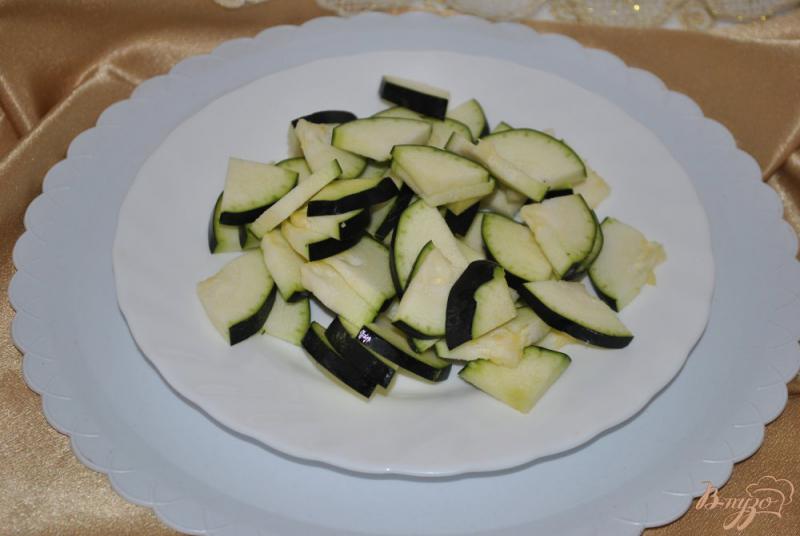 Фото приготовление рецепта: Салат с редисом и проростками шаг №3