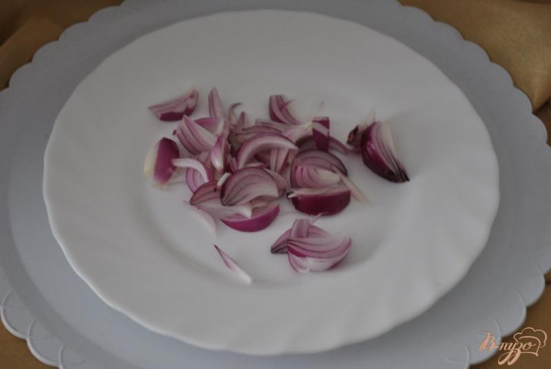 Фото приготовление рецепта: Салат с редисом и проростками шаг №5