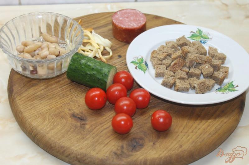 Фото приготовление рецепта: Салат с фасолью и ржаными сухариками шаг №2