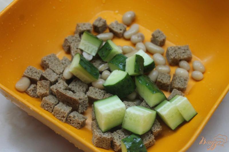 Фото приготовление рецепта: Салат с фасолью и ржаными сухариками шаг №3