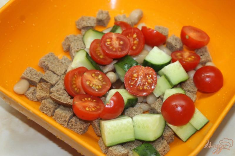 Фото приготовление рецепта: Салат с фасолью и ржаными сухариками шаг №4