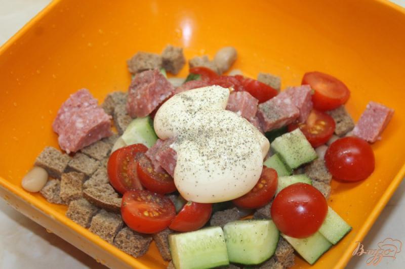 Фото приготовление рецепта: Салат с фасолью и ржаными сухариками шаг №5