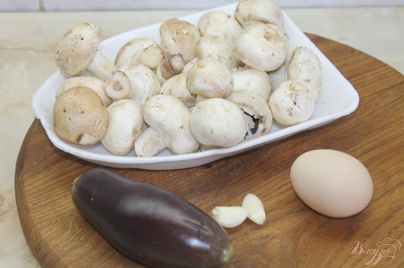 Фото приготовление рецепта: Сочные грибные котлеты с баклажаном и сметанным соусом шаг №1