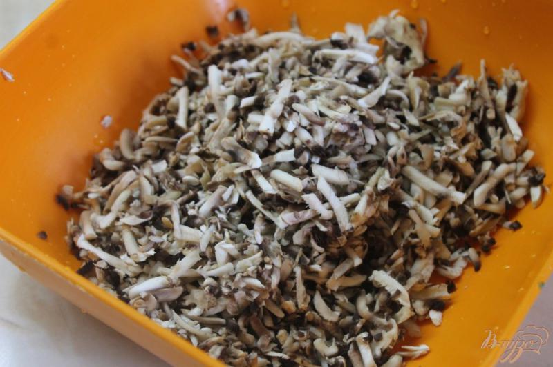 Фото приготовление рецепта: Сочные грибные котлеты с баклажаном и сметанным соусом шаг №2