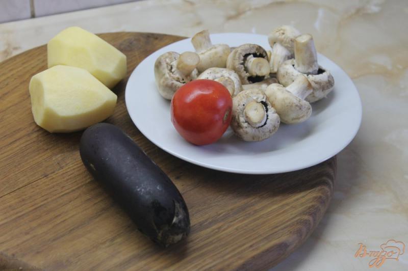 Фото приготовление рецепта: Жаренный картофель с баклажанами и помидорами шаг №1