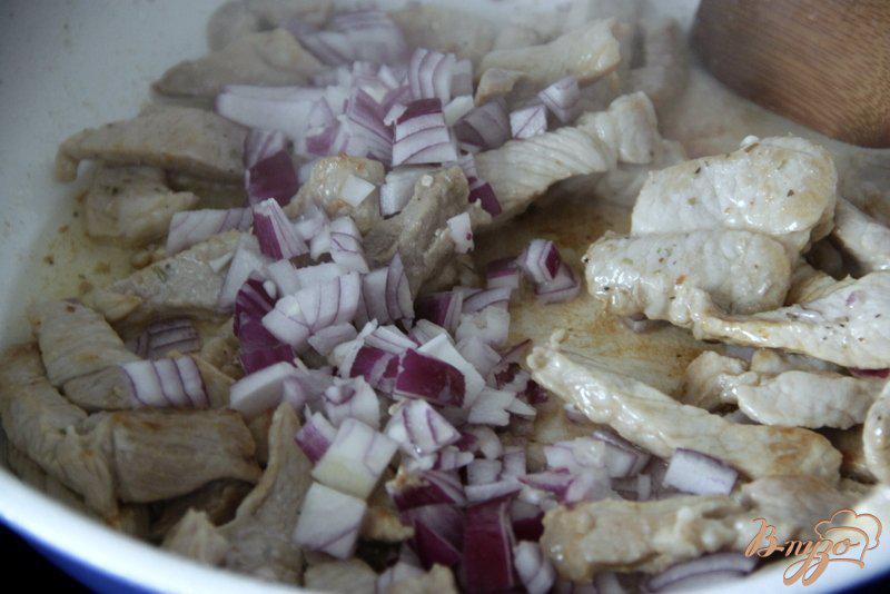 Фото приготовление рецепта: Сковорода со свиными шницелями,  по-мексикански шаг №3