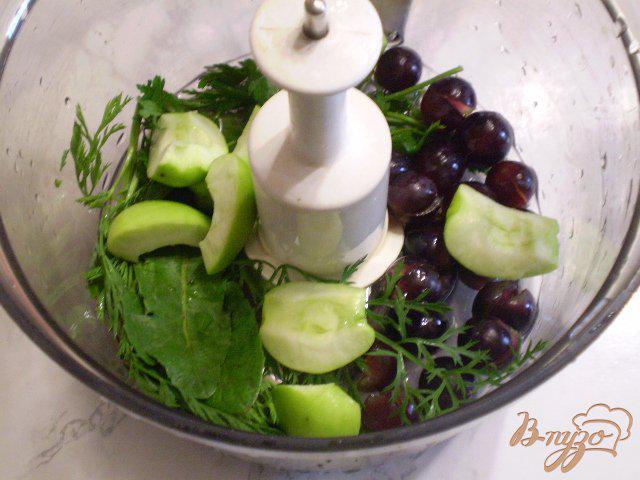 Фото приготовление рецепта: Коктейль с зеленью, виноградом и яблоками шаг №3