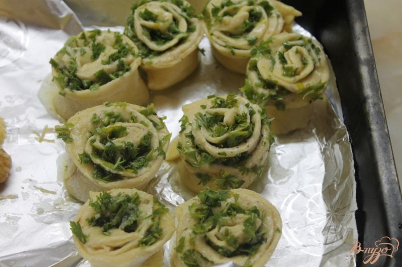 Фото приготовление рецепта: Завитушки с зеленью и чесноком под сыром шаг №9