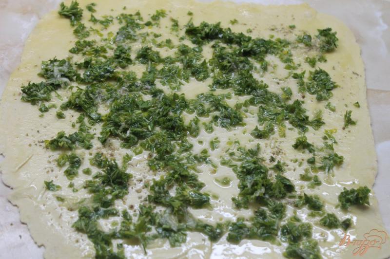 Фото приготовление рецепта: Завитушки с зеленью и чесноком под сыром шаг №7