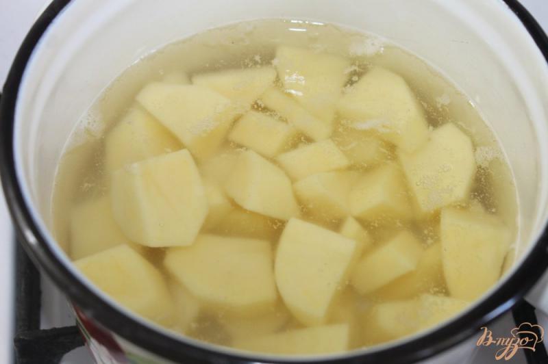 Фото приготовление рецепта: Картофельные зразы с сыром и грибным соусом шаг №1