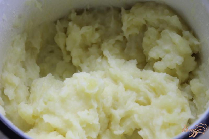 Фото приготовление рецепта: Картофельные зразы с сыром и грибным соусом шаг №2