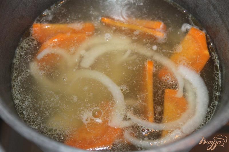 Фото приготовление рецепта: Куриный суп с галушками шаг №4