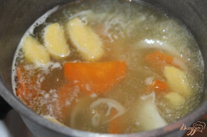 Фото приготовление рецепта: Куриный суп с галушками шаг №6