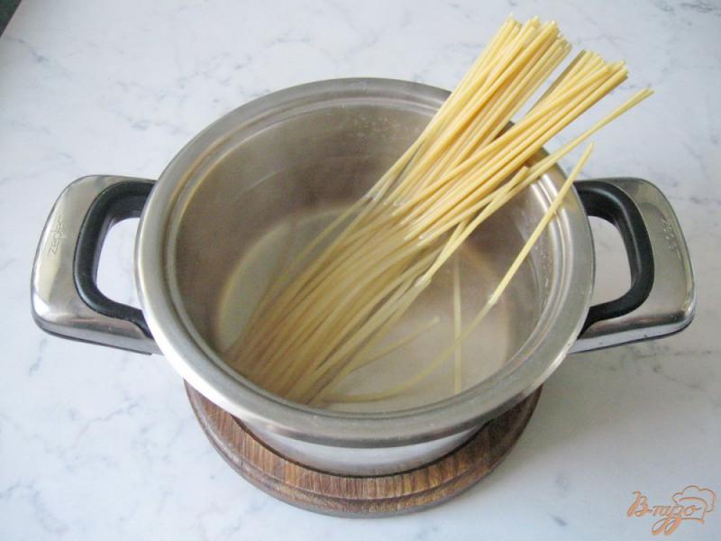 Фото приготовление рецепта: Спагетти с баклажанами шаг №4