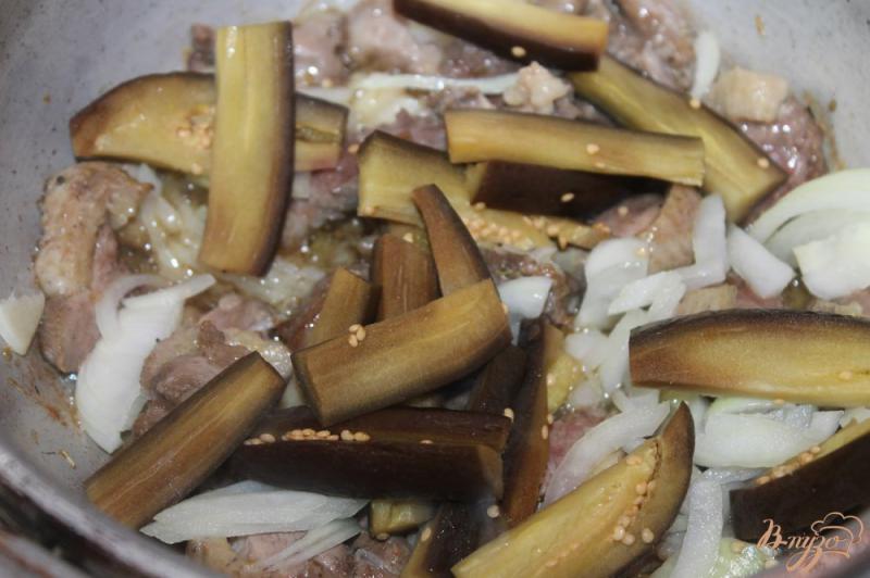 Фото приготовление рецепта: Утиное мясо тушенное с баклажанами в томатном соусе шаг №5