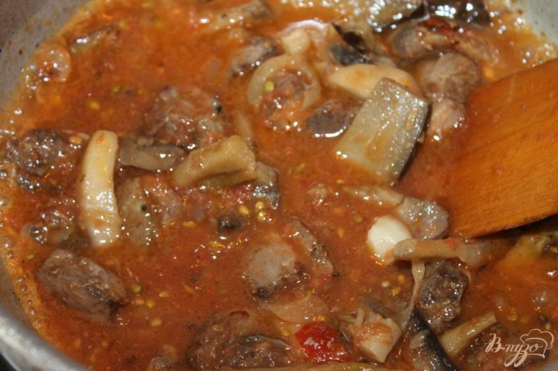 Фото приготовление рецепта: Утиное мясо тушенное с баклажанами в томатном соусе шаг №9
