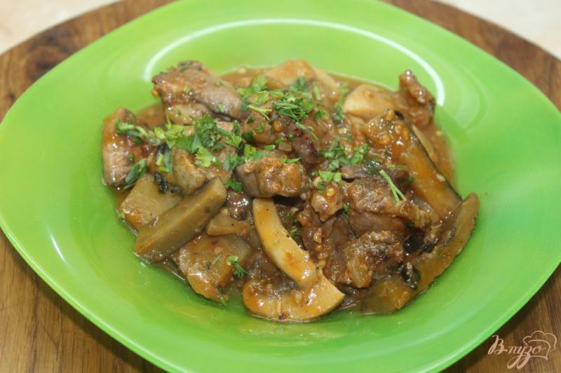 Фото приготовление рецепта: Утиное мясо тушенное с баклажанами в томатном соусе шаг №11