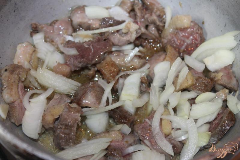 Фото приготовление рецепта: Утиное мясо тушенное с баклажанами в томатном соусе шаг №4