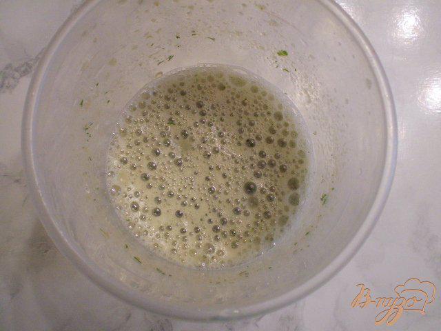 Фото приготовление рецепта: Сладкий сливовый коктейль с зеленью и медом шаг №5