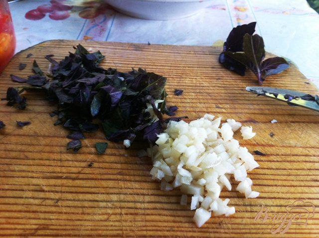 Фото приготовление рецепта: Томатная сальса с базиликом шаг №3