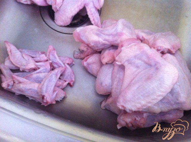 Фото приготовление рецепта: Куриные крылья гриль в маринаде из сванской соли шаг №2