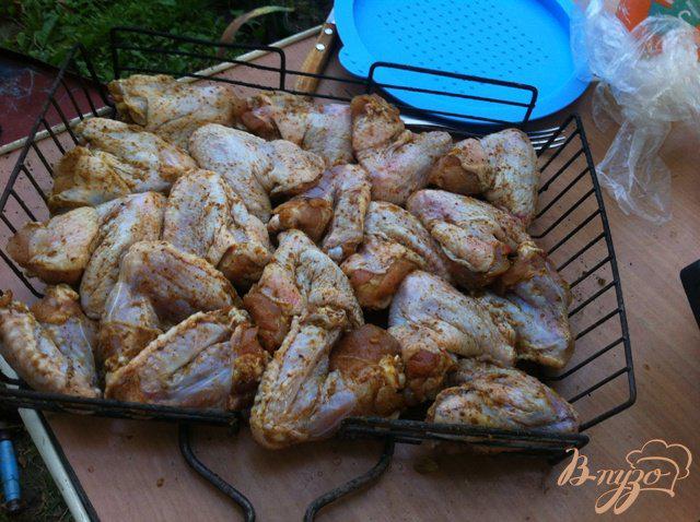 Фото приготовление рецепта: Куриные крылья гриль в маринаде из сванской соли шаг №7