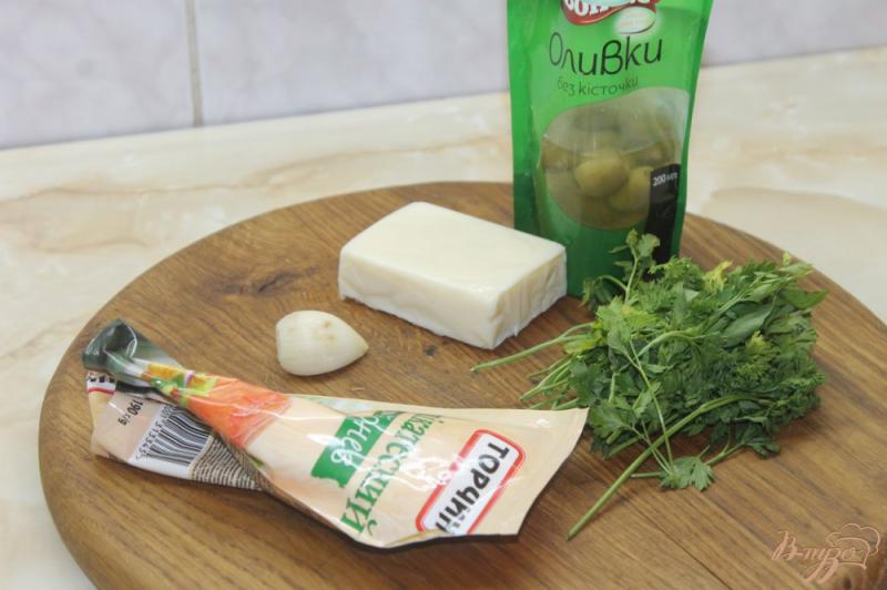 Фото приготовление рецепта: Шарики из плавленного сыра в зелени с начинкой шаг №1
