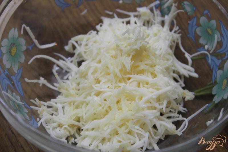 Фото приготовление рецепта: Шарики из плавленного сыра в зелени с начинкой шаг №2