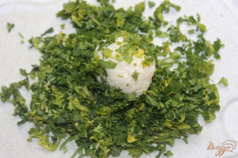 Фото приготовление рецепта: Шарики из плавленного сыра в зелени с начинкой шаг №5
