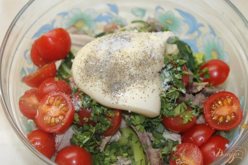 Фото приготовление рецепта: Салат с отварной курицей и овощами шаг №7