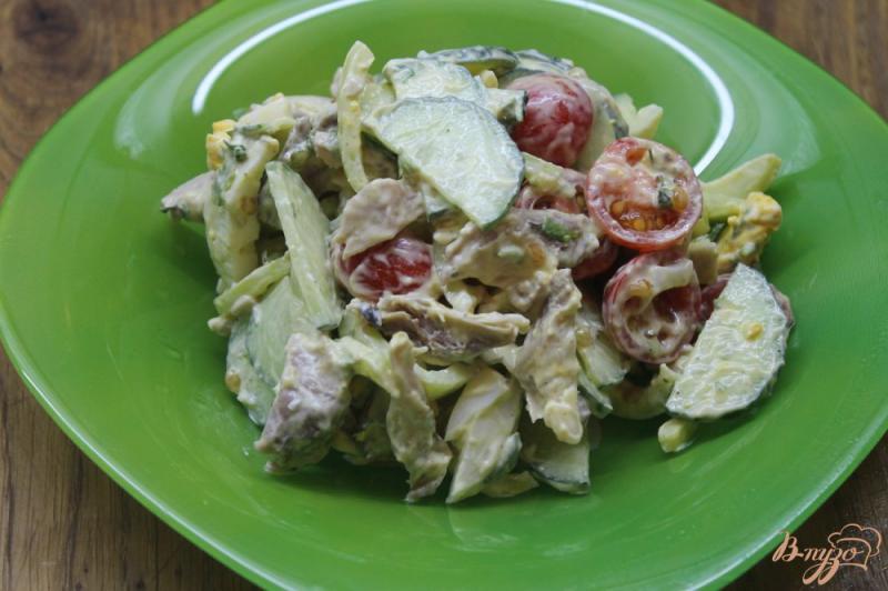 Фото приготовление рецепта: Салат с отварной курицей и овощами шаг №8