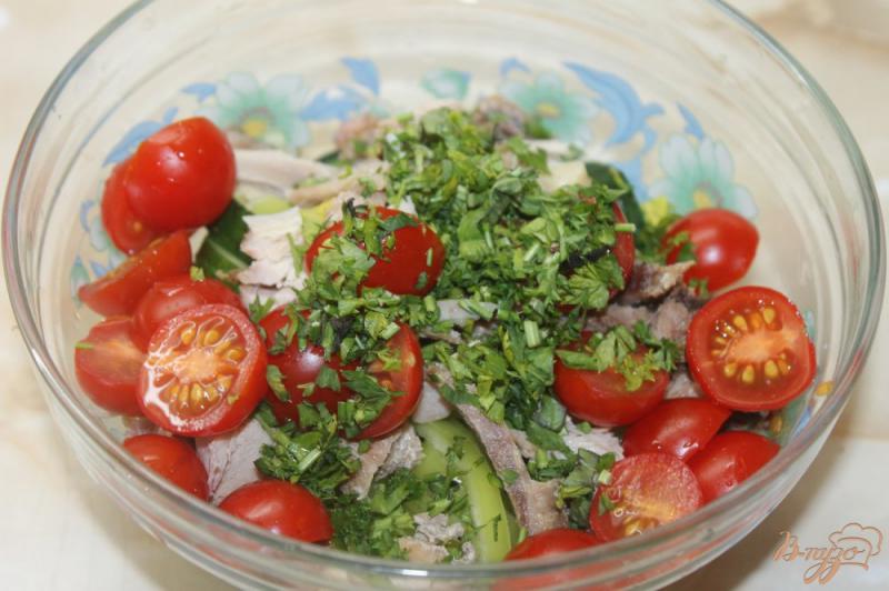 Фото приготовление рецепта: Салат с отварной курицей и овощами шаг №6
