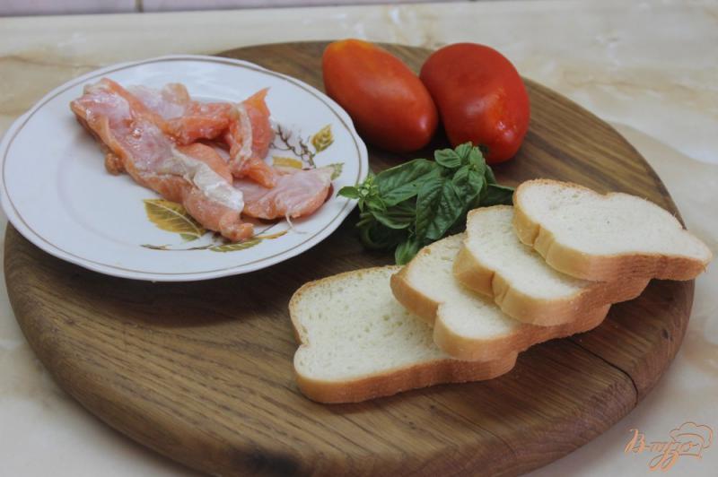 Фото приготовление рецепта: Брускетта с помидорами и красной рыбой шаг №1