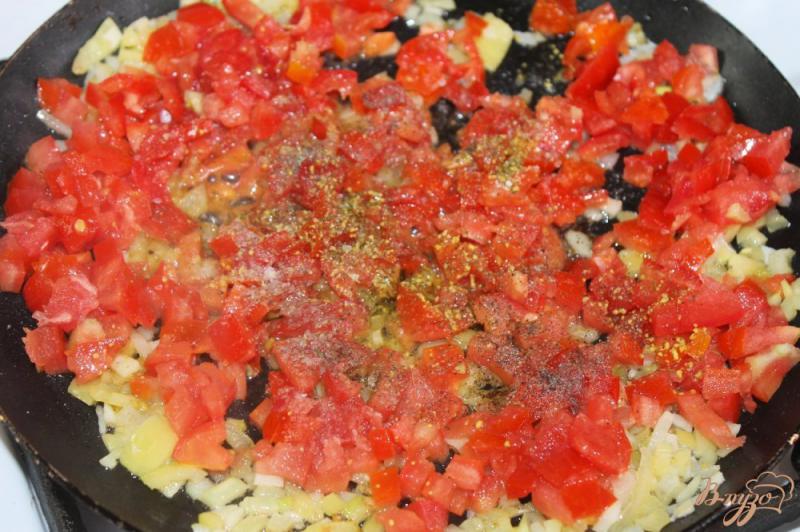 Фото приготовление рецепта: Томатный соус с базиликом к мясу шаг №5