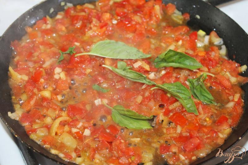 Фото приготовление рецепта: Томатный соус с базиликом к мясу шаг №6