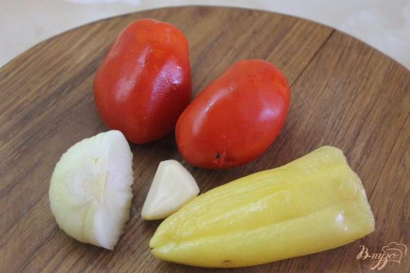 Фото приготовление рецепта: Томатный соус с базиликом к мясу шаг №1