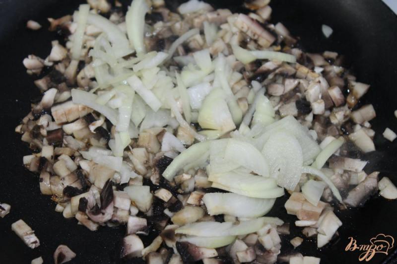 Фото приготовление рецепта: Фаршированные помидоры грибами под сыром шаг №4